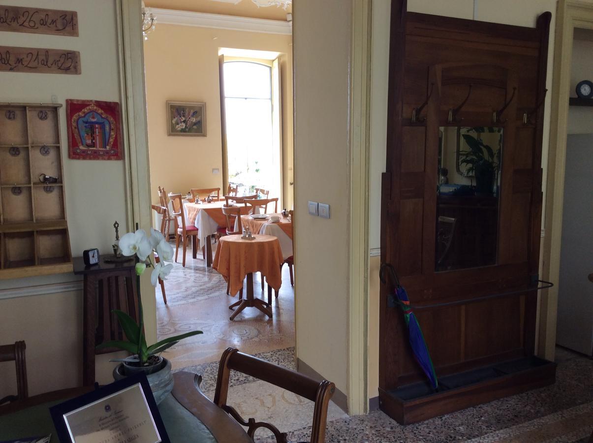Hotel Villa Della Quercia แวร์บาเนีย ภายนอก รูปภาพ