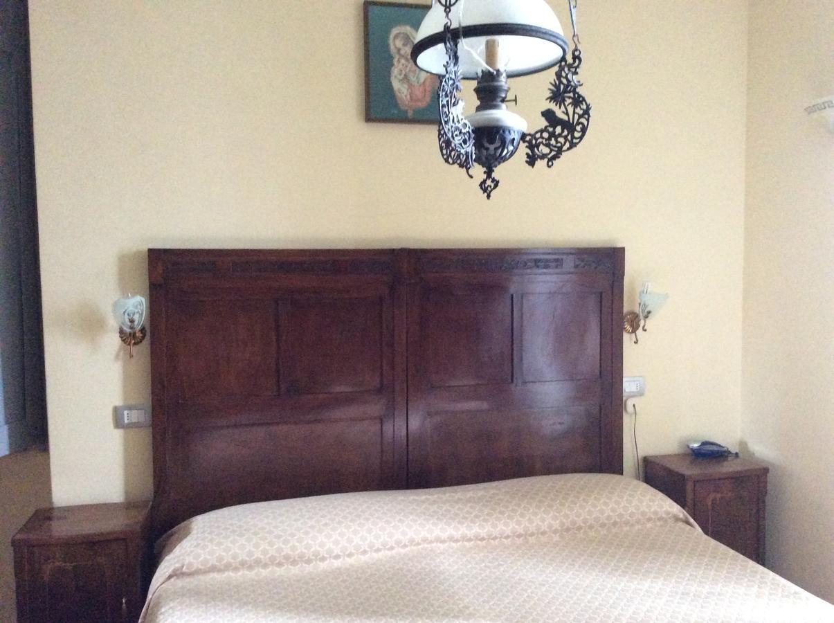 Hotel Villa Della Quercia แวร์บาเนีย ภายนอก รูปภาพ