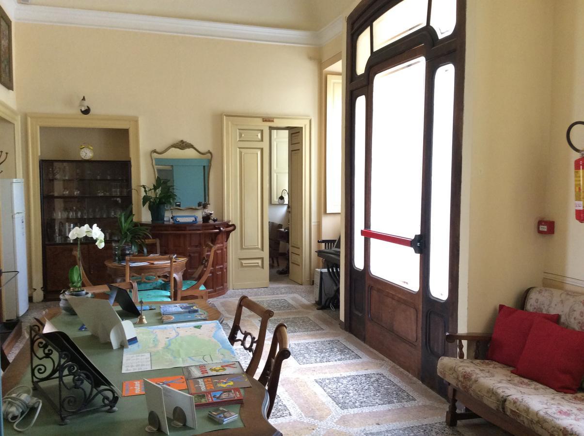 Hotel Villa Della Quercia แวร์บาเนีย ภายนอก รูปภาพ