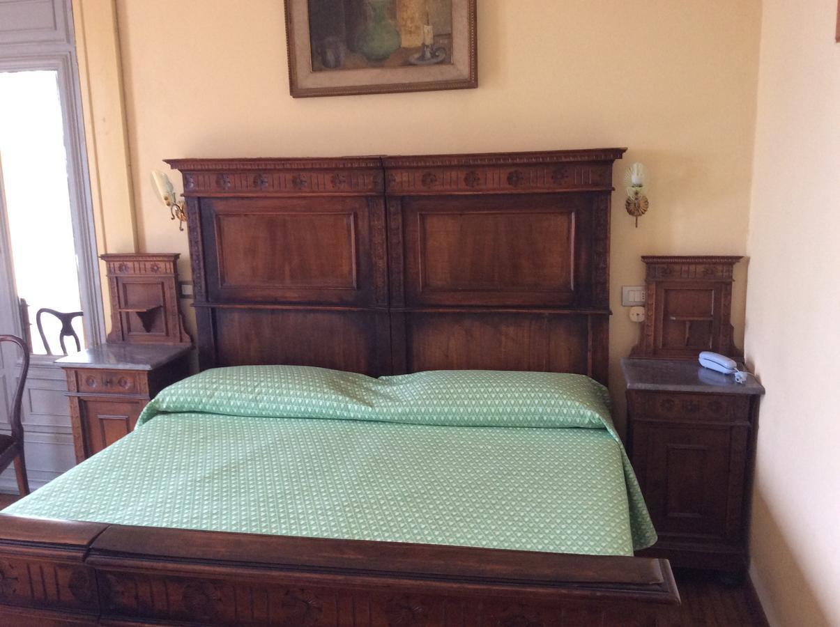 Hotel Villa Della Quercia แวร์บาเนีย ภายนอก รูปภาพ